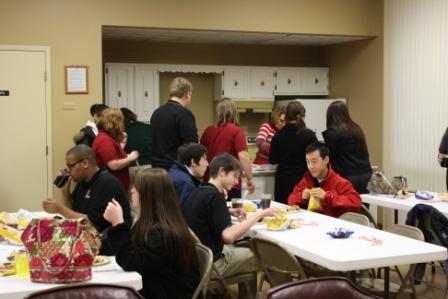 Leadership students lunch on pizza